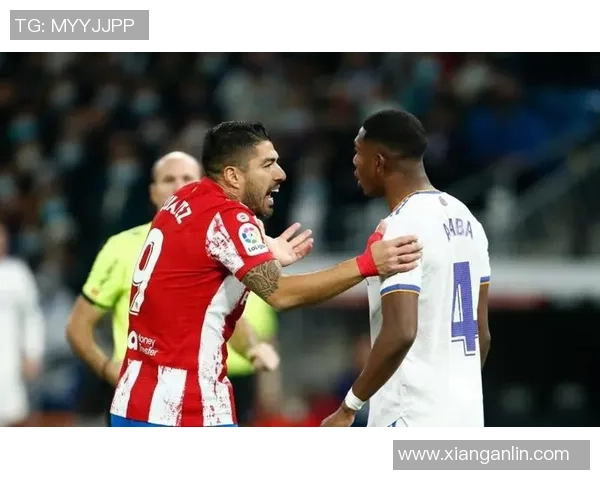 足球巨星低调伪装大爷引发热议球场外的奇妙反差故事